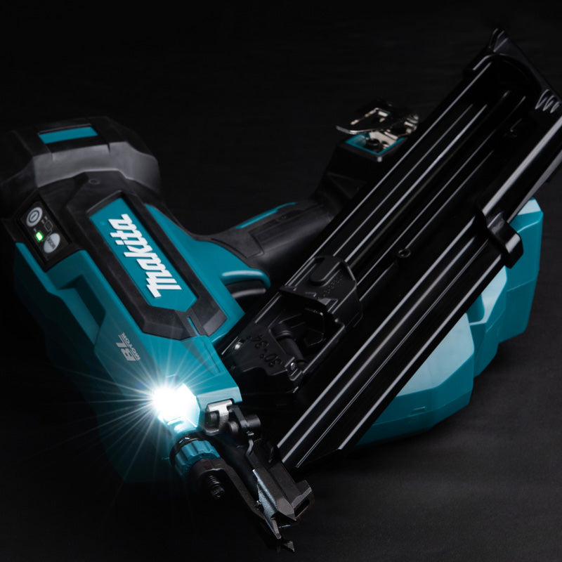 Cloueur de charpente 90mm pointes en D 34 º LXT MAKITA DBN900RTE BL1850B X 2 + chargeur DC18RC