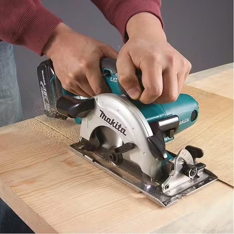 Scie circulaire Ø 136 mm 2x4Ah 18V LXT ® MAKITA DSS501RMJ En coffert